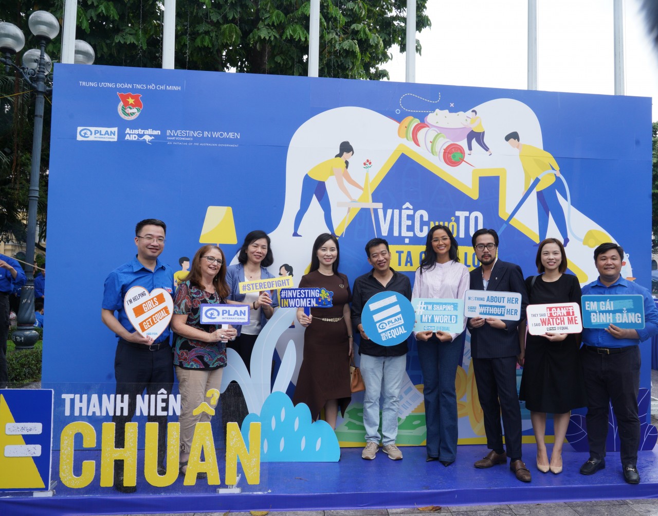 Hoa hậu H’hen Niê, nhà văn Hoàng Anh Tú cùng thanh niên kêu gọi thay đổi các định kiến giới trong lựa chọn nghề nghiệp, công việc