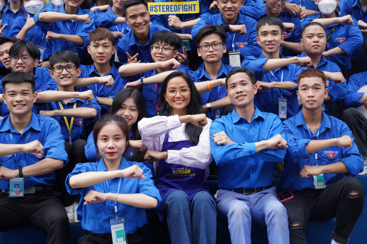 Hoa hậu H’hen Niê, nhà văn Hoàng Anh Tú cùng thanh niên kêu gọi thay đổi các định kiến giới trong lựa chọn nghề nghiệp, công việc