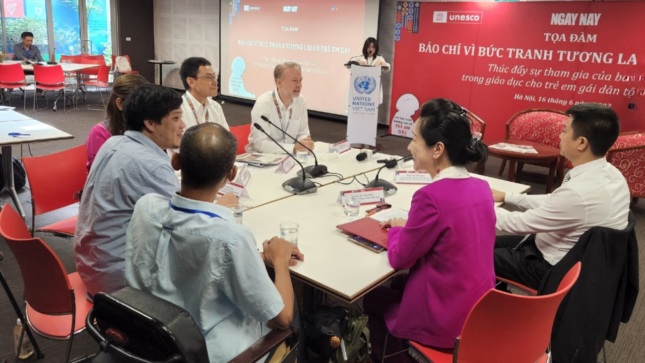 Vì bức tranh tương lai có trẻ em gái
