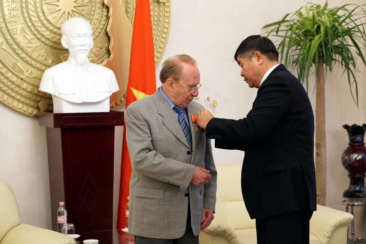 dai su quan viet nam tai chlb duc da trao tang huan chuong huu nghi cho nha bao duc hellmut kapfenberge anh ttxvn