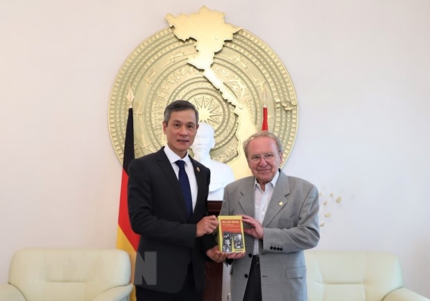nha bao hellmut kapfenberger trao tang dai su nguyen minh vu cuon sach tieu su chinh tri ho chi minh moi xuat ban anh thanh binh ttxvn