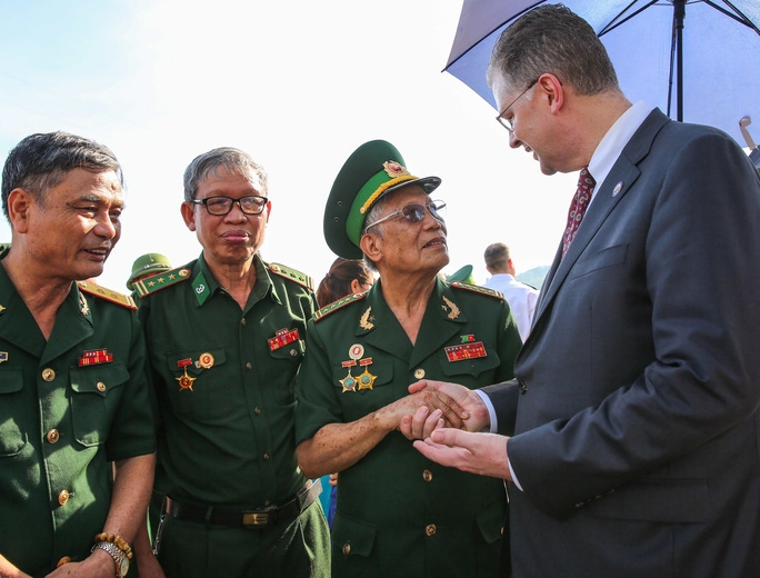 dai su daniel kritenbrink gap mat cac cuu chien binh viet nam tai cau ham rong anh dai su quan my tai viet nam
