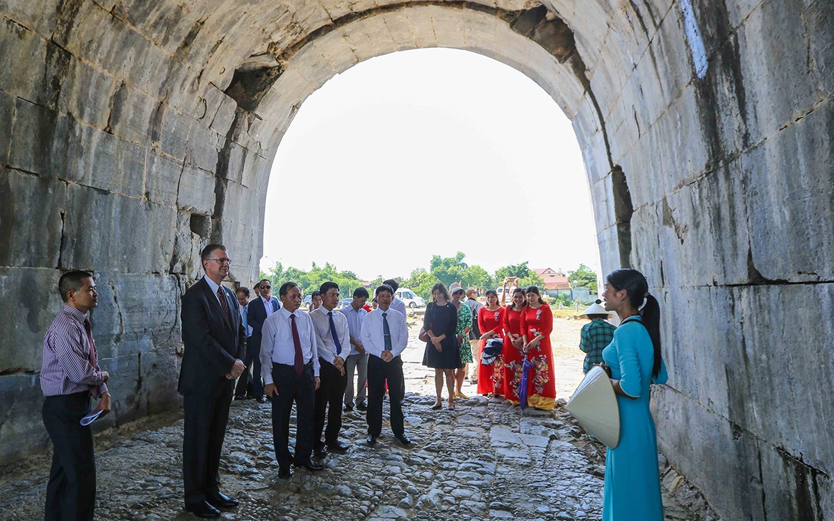 dai su kritenbrink theo doi phan gioi thieu ve lich su thanh nha ho anh dinh huy