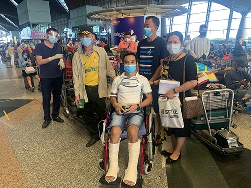 cong dan viet nam tai malaysia cho lam thu tuc len may bay ve nuoc anh baoquocte