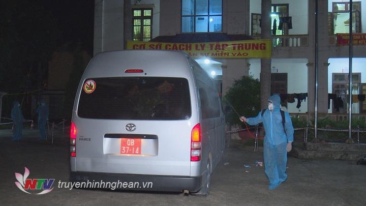 can bo trung tam y te huyen tan ky tien hanh phun thuoc sat khuan khi xe cho cong dan den khu cach ly anh truyenhinhnghean