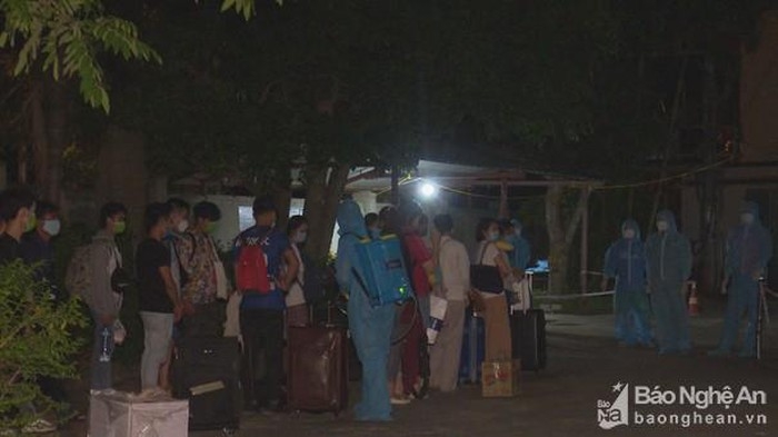 cong dan cho lam thu tuc vao khu cach ly anh nhu lanh