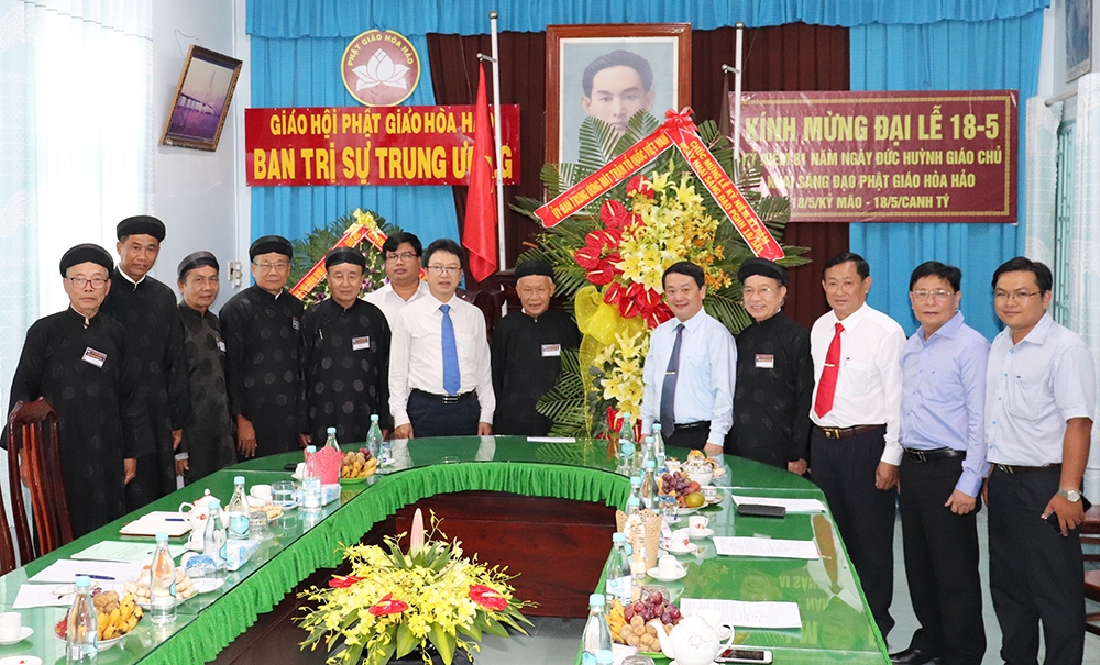 doan cong tac cua uy ban trung uong mttqvn chuc mung ban tri su trung uong giao hoi phat giao hoa hao nhan dip le khai sang dao