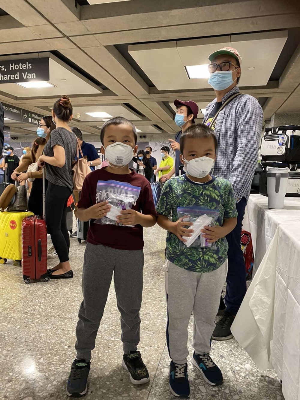 hanh khach tren chuyen bay den tu nhieu bang o hoa ky bao gom tre em hoc sinh duoi 18 tuoi phu nu co thai sinh vien da hoan thanh khoa hoc tot nghiep gap kho khan ve noi o anh baoquocte
