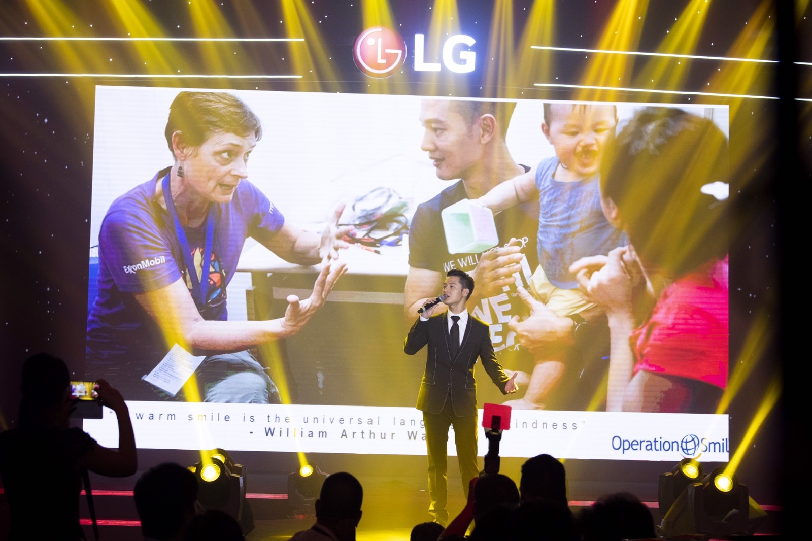 ca si duc tuan dai su nu cuoi cua to chuc operation smile tai viet nam
