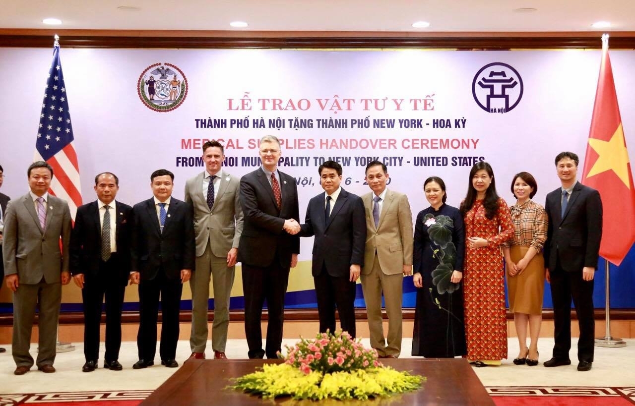 chu tich thanh pho ha noi nguyen duc chung trao tang tuong trung so khau trang cho thanh pho new york qua dai su my tai viet nam daniel j kritenbrink