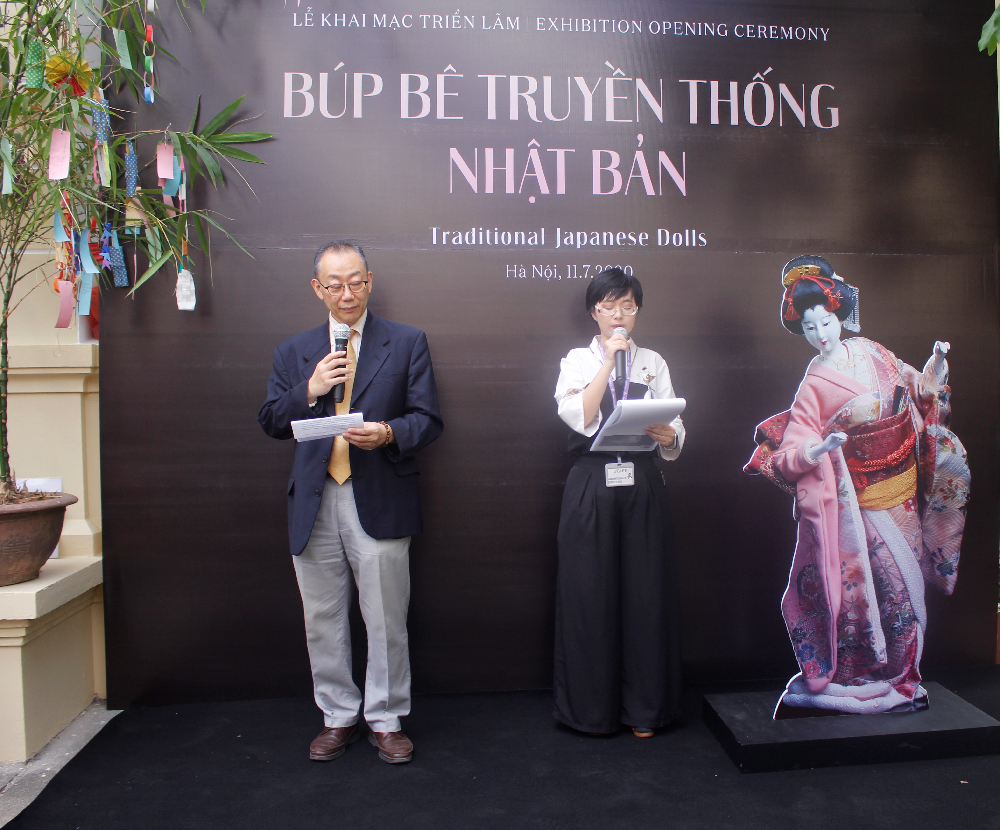 ong ando toshiki giam doc trung tam giao luu van hoa nhat ban tai viet nam anh trai phat bieu khai mac trien lam