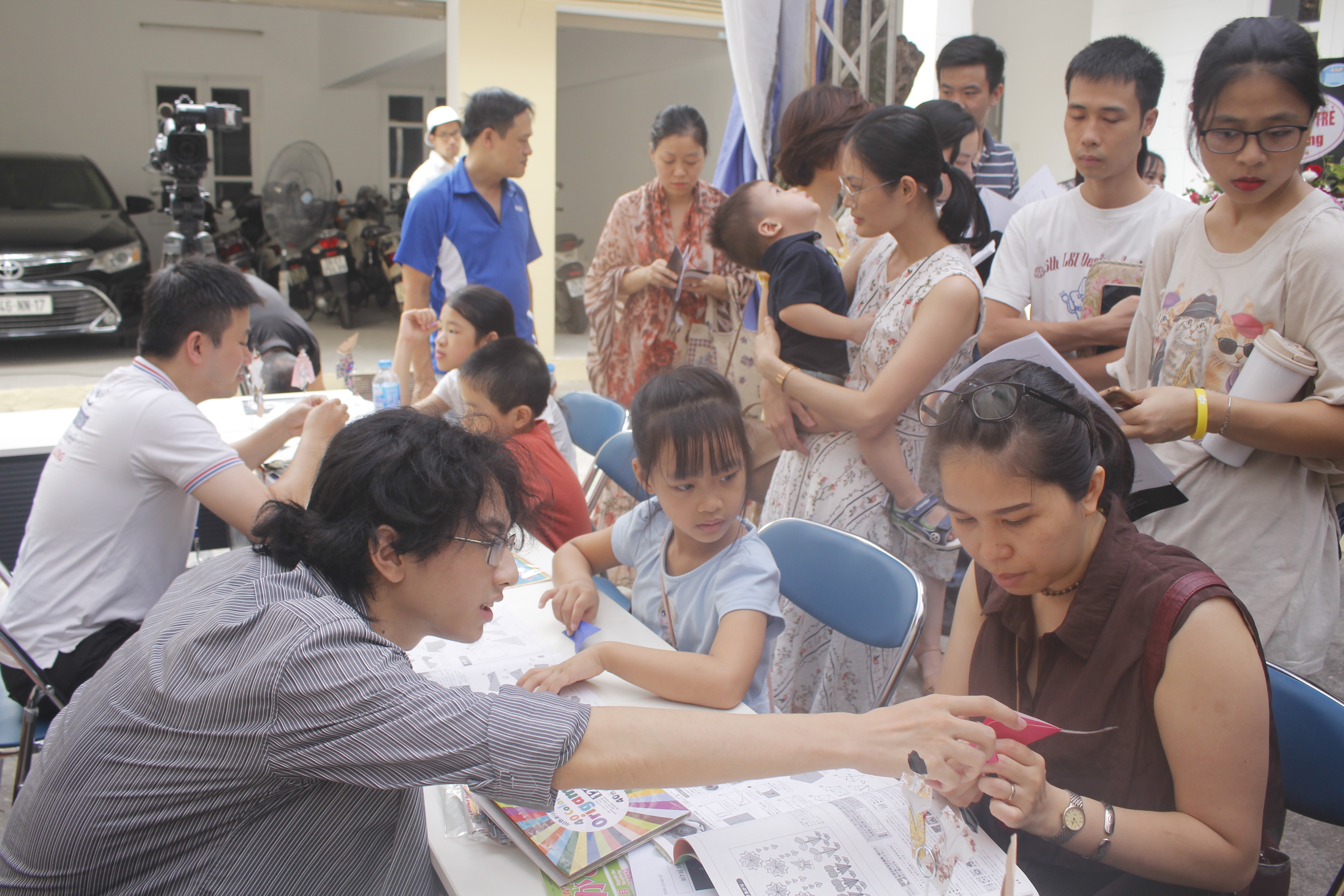 tham du trien lam khan gia con duoc tim hieu ve nghe thuat gap giay origami