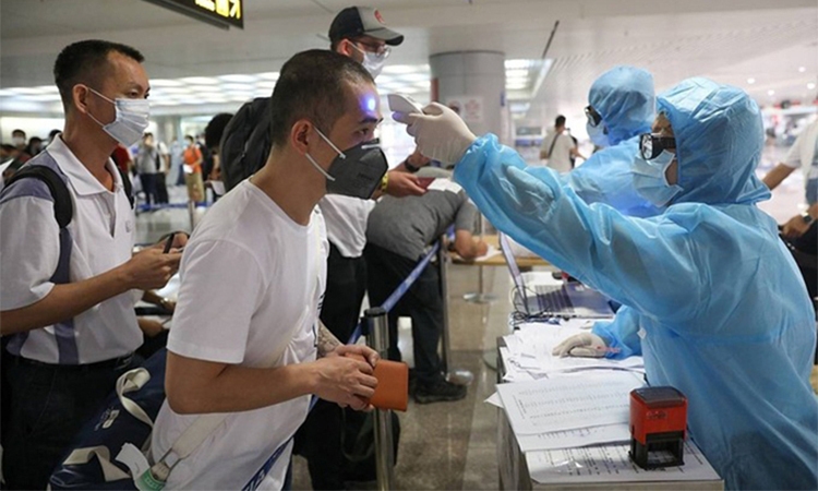 cong dan duoc kiem tra than nhiet truoc khi len may bay anh vnexpress