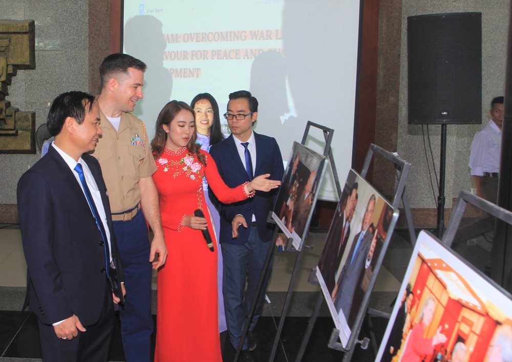 cac dai bieu tham quan cac tac pham trung bay tai trien lam anh baotainguyenmoitruong