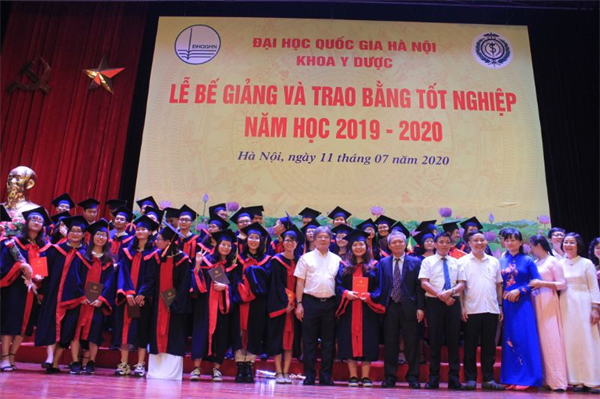 lanh dao khoa y duoc dai hoc quoc gia ha noi va cac thay chuc mung tan cu nhan anh laoexpress