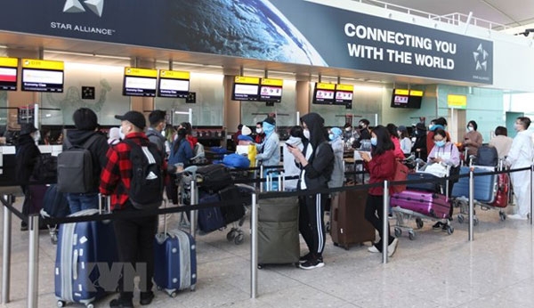 cac cong dan viet nam xep hang cho lam thu tuc len may bay ve nuoc tai san bay heathrow anh ttxvn