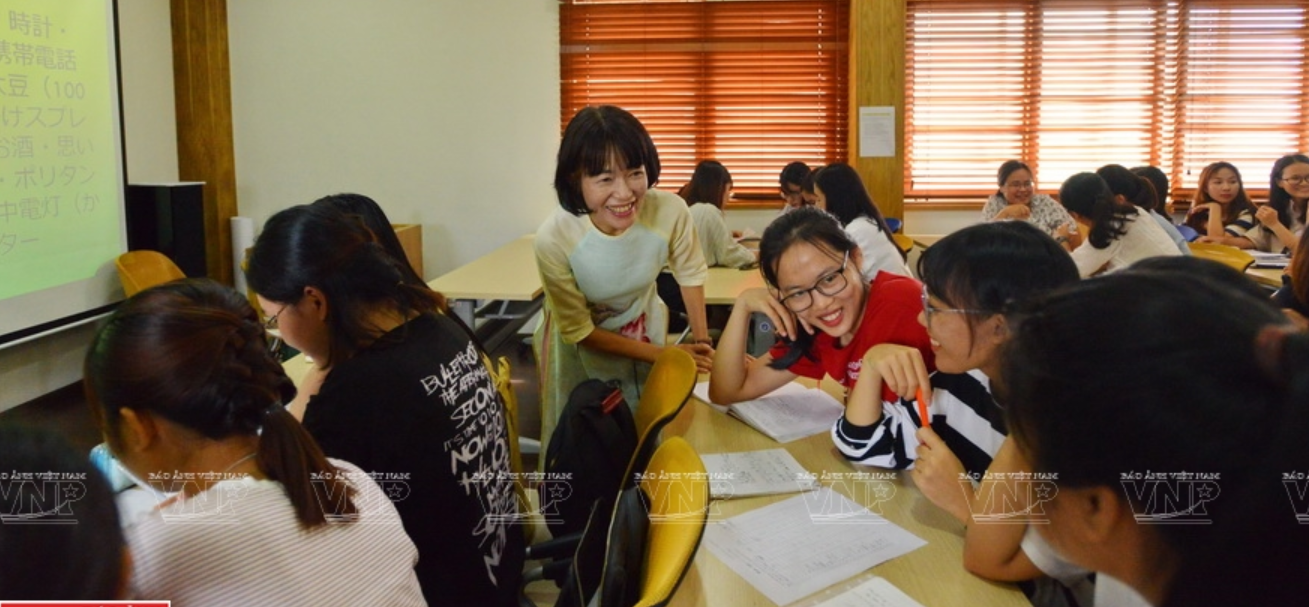 hoat dong hoc nhom hao hung giua co shuto mika va cac ban sinh vien anh baoanhvietnam