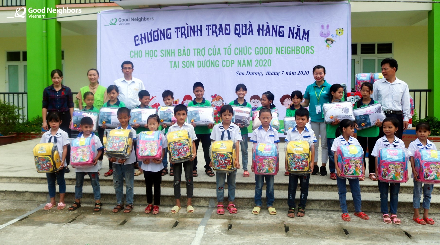 hoc sinh nhan qua thuoc 8 xa du an huyen son duong tinh tuyen quang anh gni