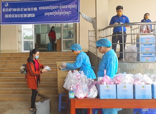 cung cap suat an trua cho du hoc sinh campuchia anh baotayninh