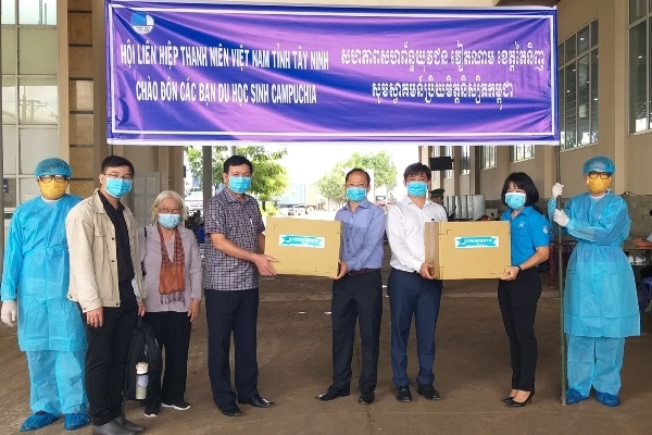 dai dien hoi lien hiep thanh nien viet nam tinh tay ninh trao khau trang vai cho dai dien sinh vien campuchia anh doanthanhnienvn