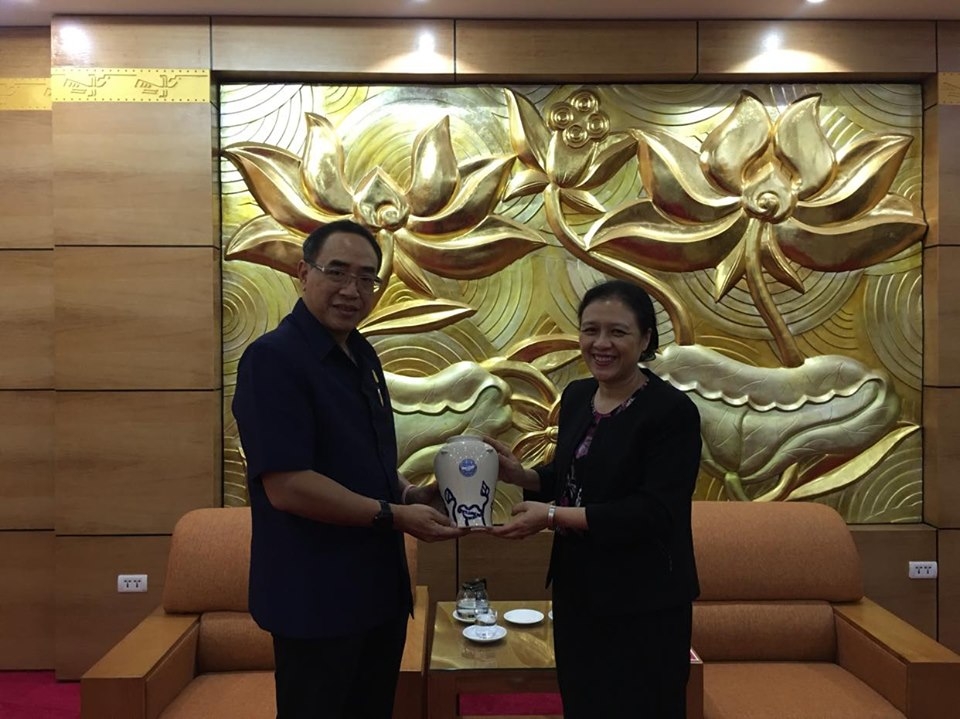 chu tich nguyen phuong nga tang qua luu niem cho ngai dai su dac menh toan quyen vuong quoc thai lan tai viet nam tanee sangrat