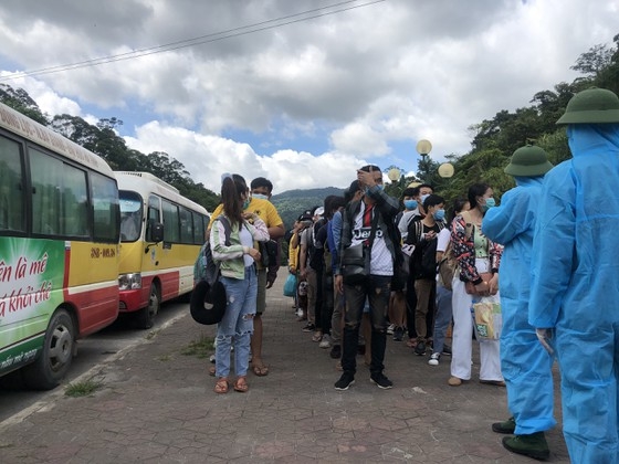 sau khi hoan thanh kiem tra dam bao an toan tai cua khau quoc te cau treo cac sinh vien se duoc dua ve cac dia diem de thuc hien cach ly tap trung theo quy dinh anh sggp