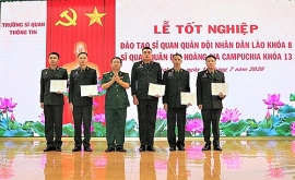 truong si quan thong tin tinh khanh hoa trao bang tot nghiep cho 18 si quan lao va campuchia