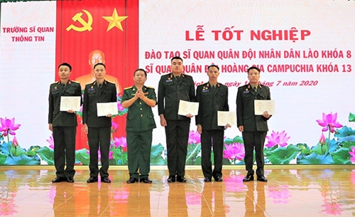 trao bang tot nghiep cho cac hoc vien lao anh baonhandan