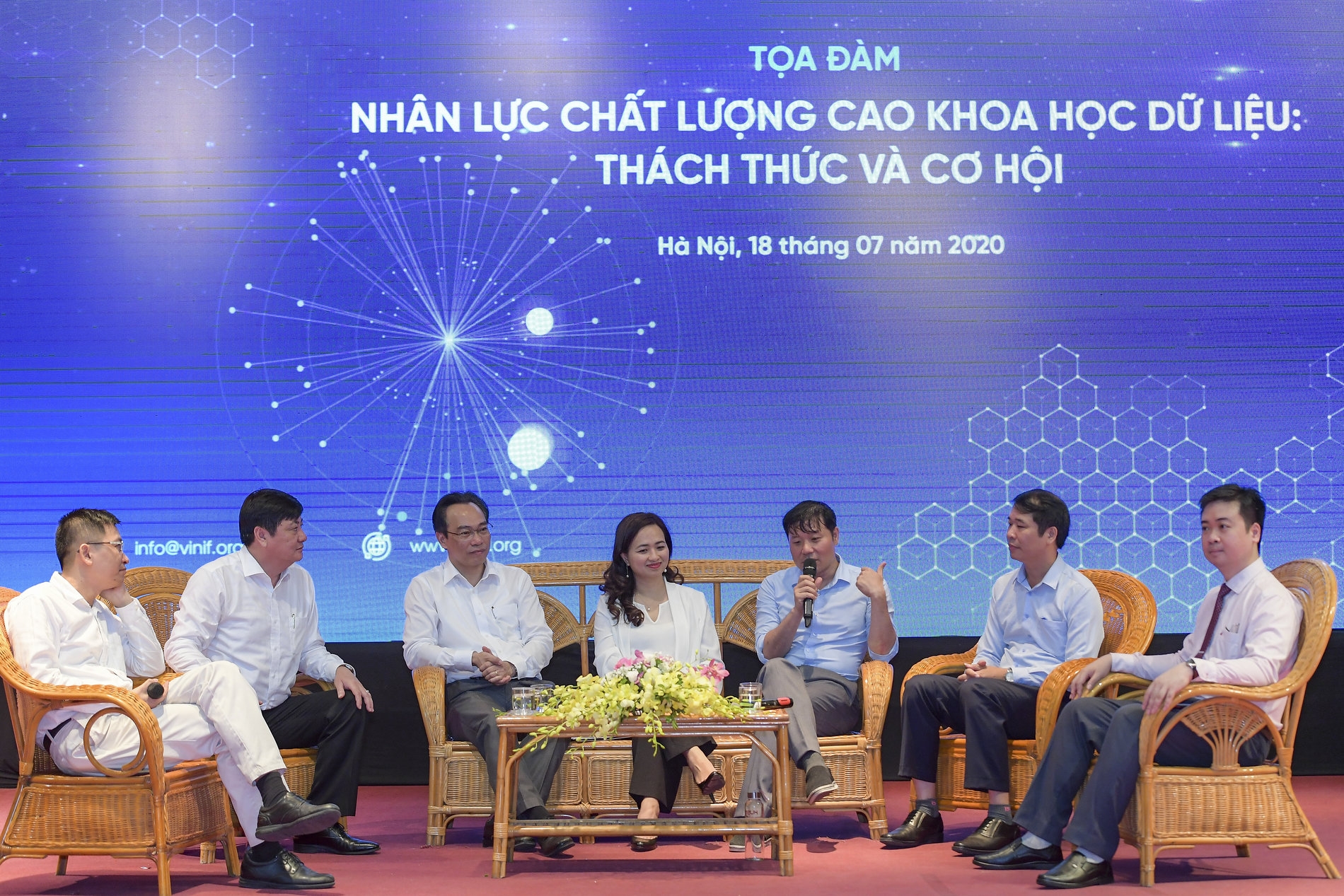 khach moi tham du toa dam nhan luc chat luong cao khoa hoc du lieu thach thuc va co hoi
