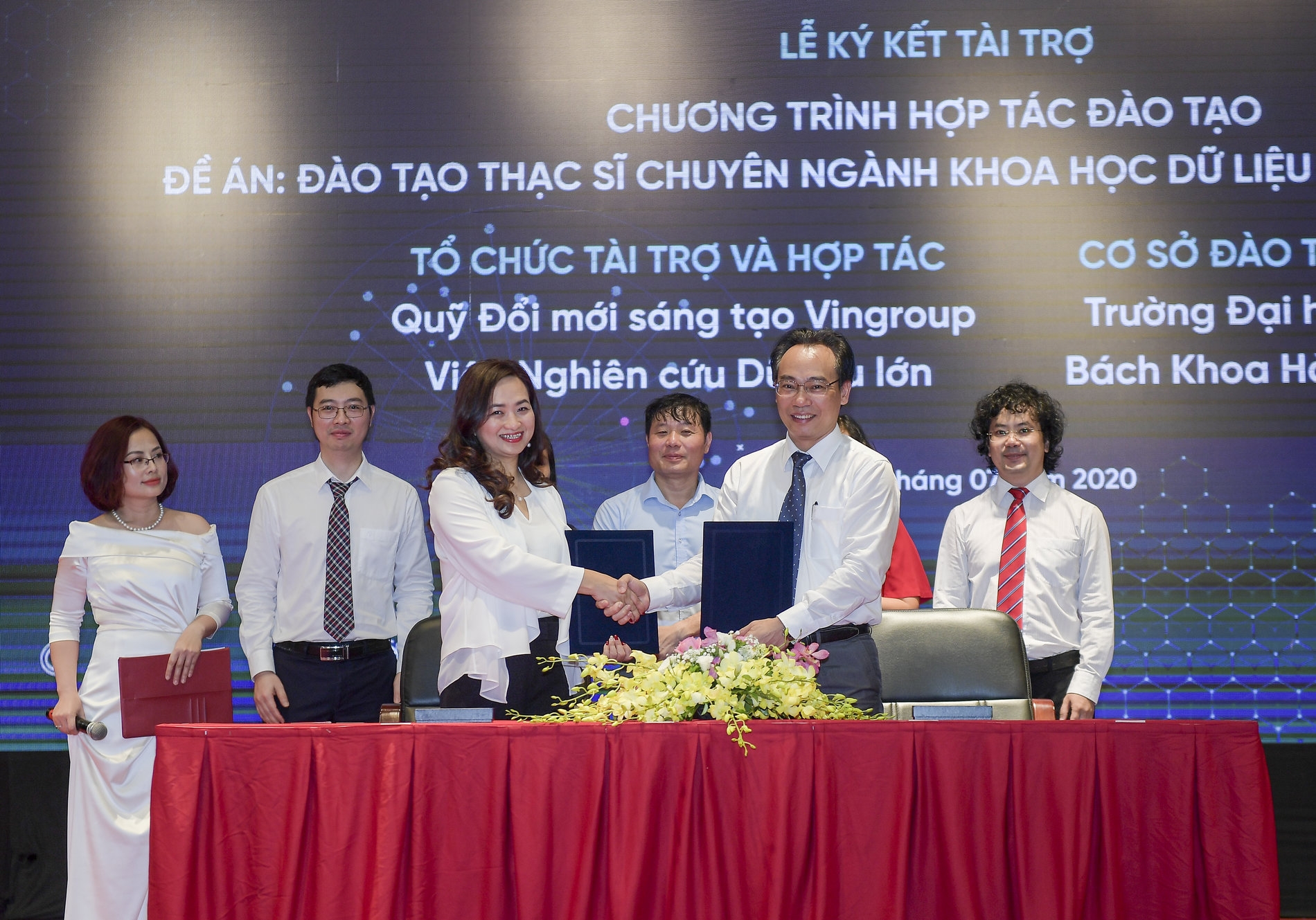 pho giao su tien si khoa hoc phan thi ha duong giam doc dieu hanh quy doi moi sang tao vingroup ky ket hop tac dao tao voi dai dien truong dai hoc bach khoa ha noi