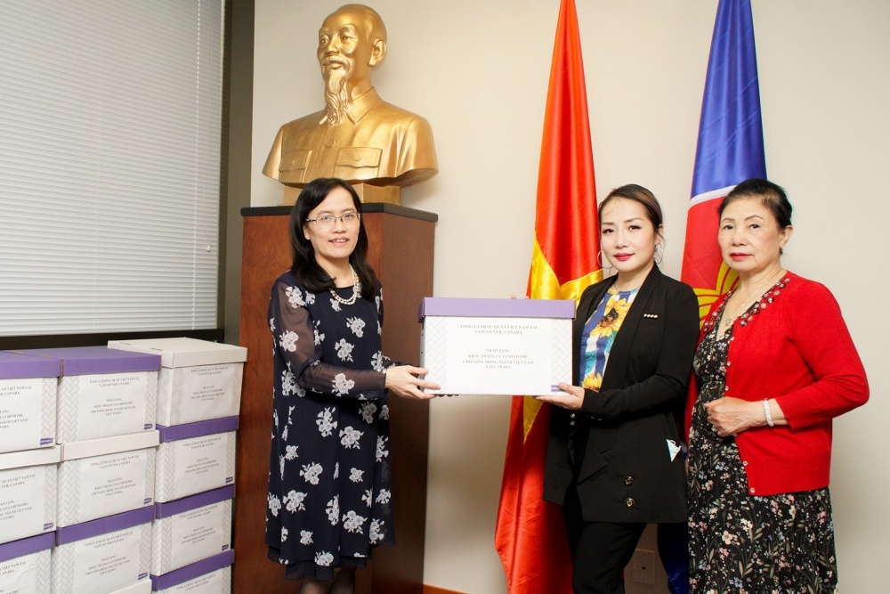 dai dien ba con viet kieu nhan qua tu chinh phu anh baoquocte