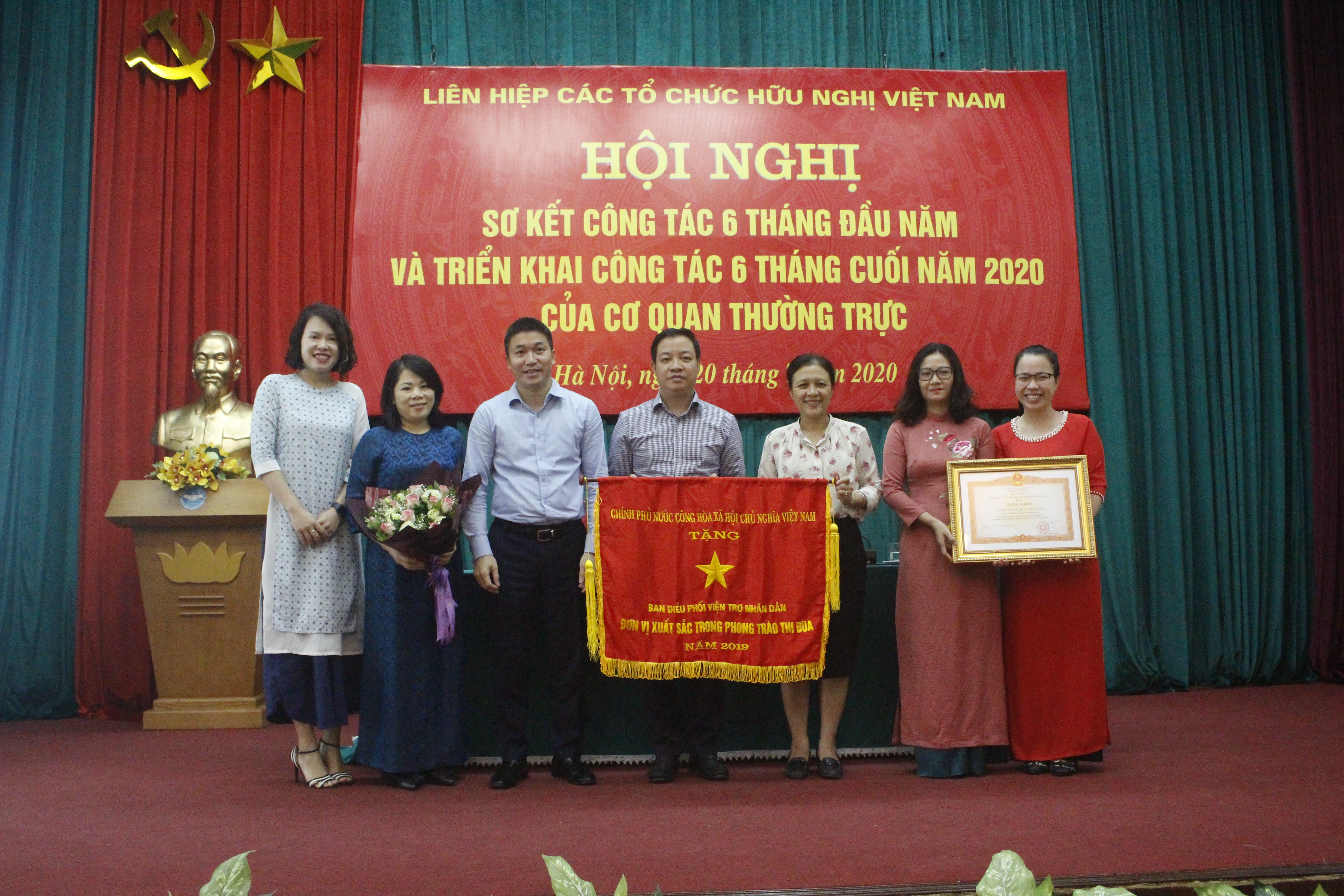 trao bang khen va co thi dua cho ban dieu phoi vien tro nhan dan paccom