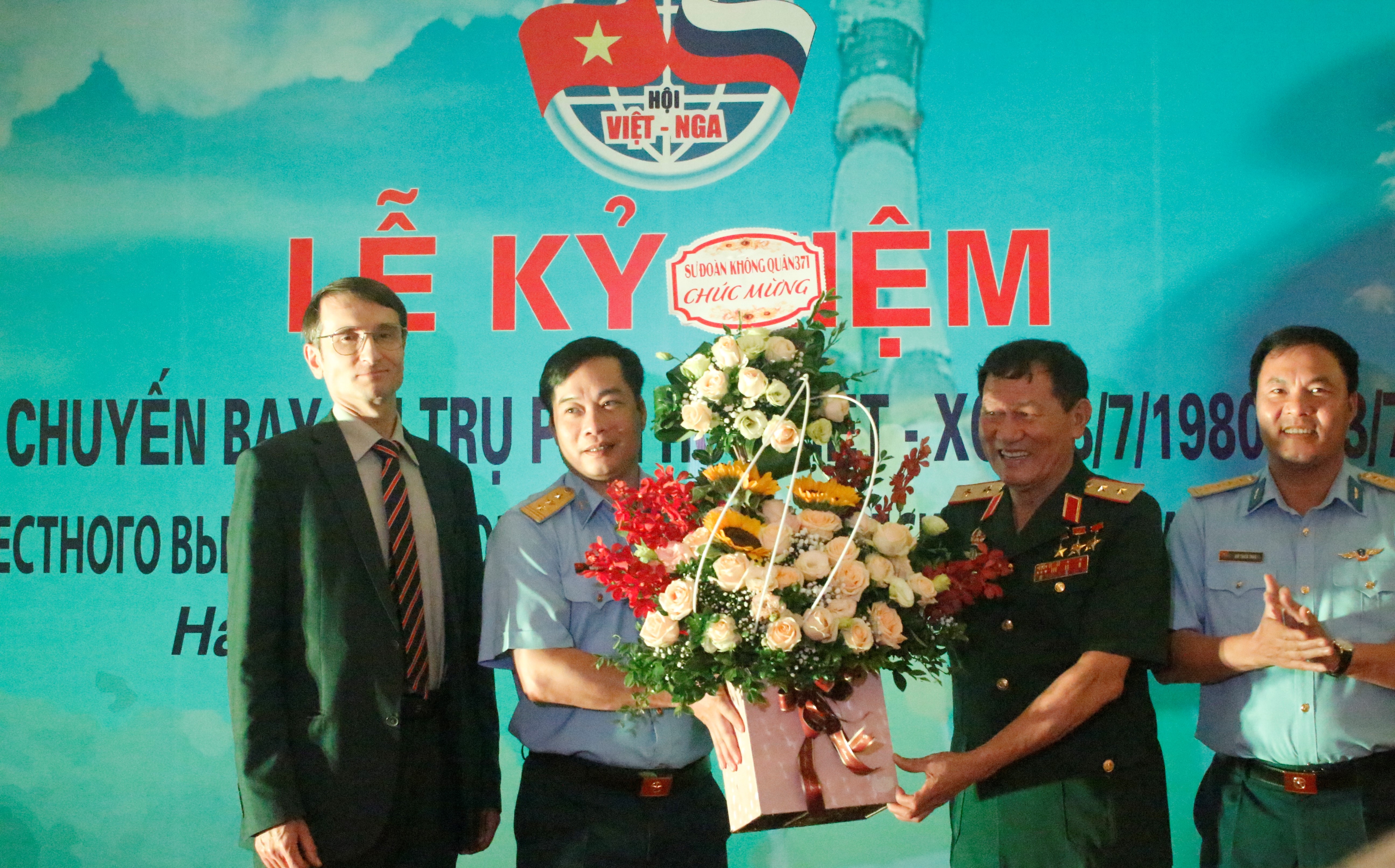 trung tuong pham tuan moi quan he viet nam lien bang nga co tu trai dat tren bau troi duoi bien va bay gio la trong vu tru