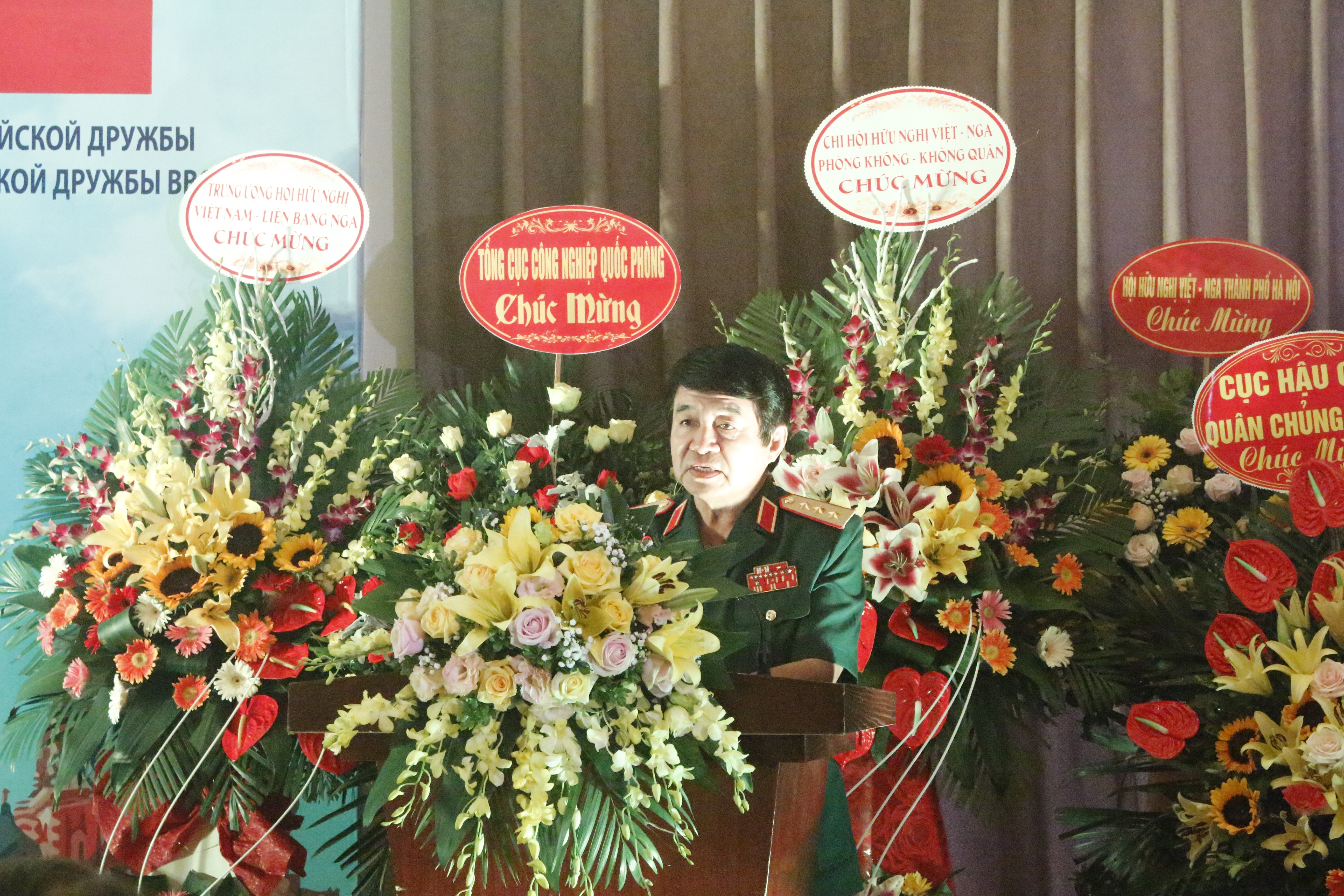 trung tuong pham tuan moi quan he viet nam lien bang nga co tu trai dat tren bau troi duoi bien va bay gio la trong vu tru