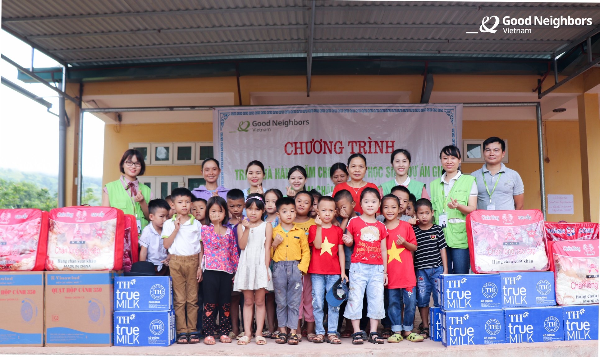 1143 tre bao tro o cac xa bao la va xam khoe cua huyen mai chau da duoc nhan nhung phan qua nhu quat dien sua tuoi chan mua dong tu gni trao tang