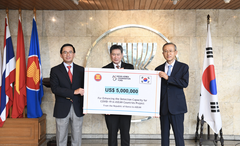 dai su tran duc binh trai va tong thu ky asean dato lim jock hoi giua nhan ban giao du an ho tro ung pho covid 19 tu han quoc
