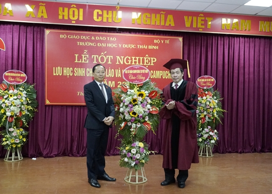 ong chay navuth dai su dac menh toan quyen vuong quoc campuchia tai viet nam chuc mung nha truong