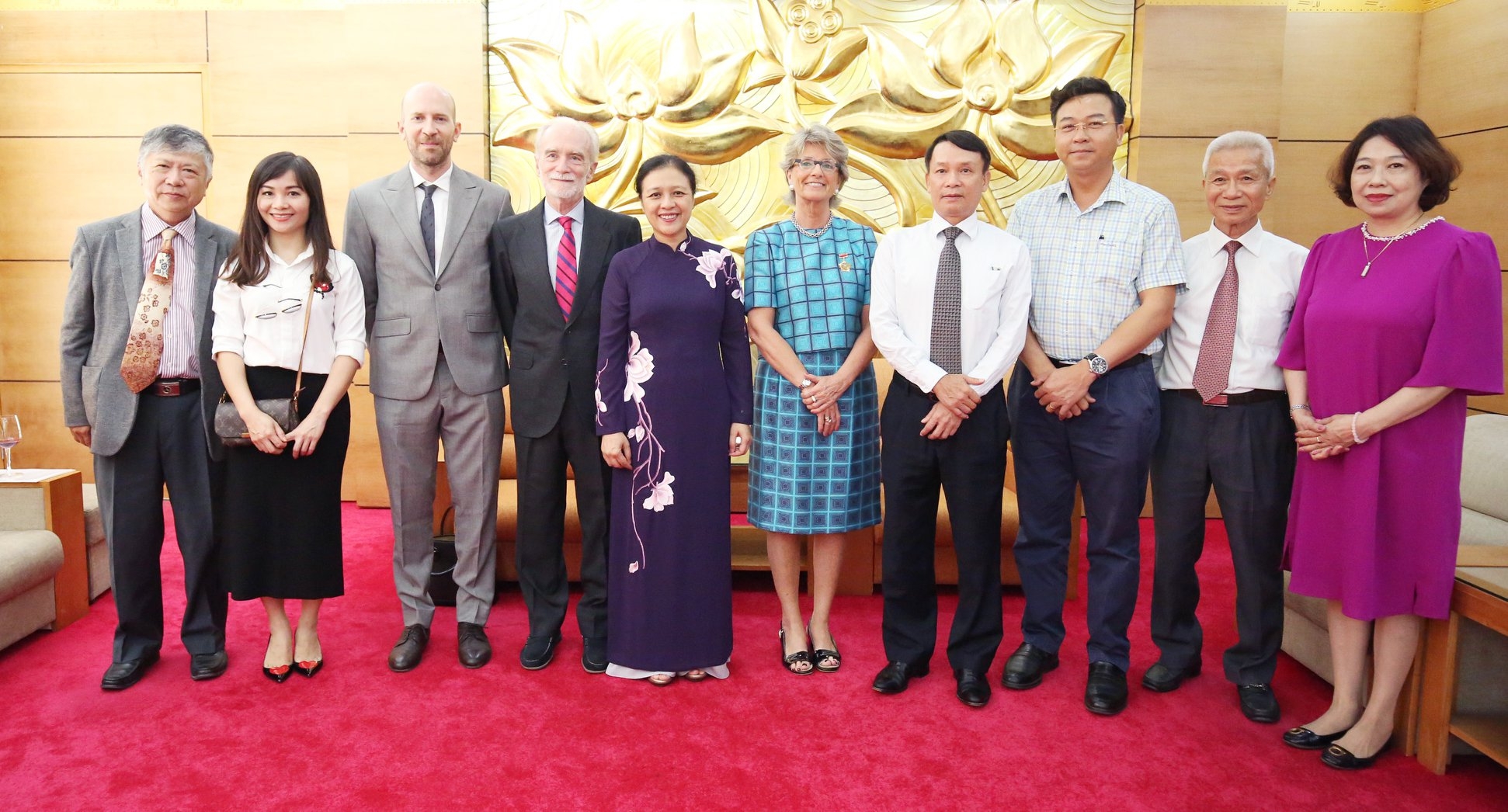 cac dai bieu chup anh luu niem tai su kien