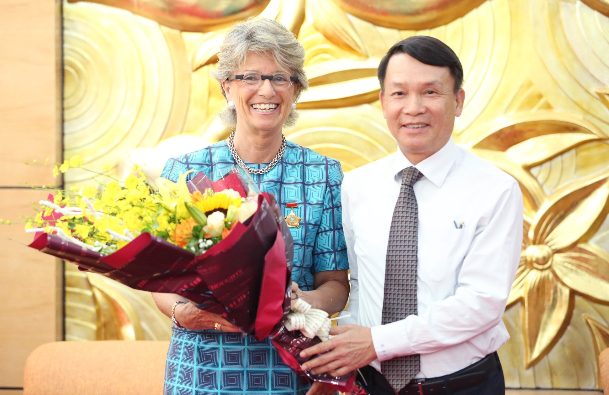 chu tich hoi huu nghi viet nam tay ban nha nguyen duc loi tang hoa cho dai chu tich vufo nguyen phuong nga va dai su maria jesus figa lopez palop