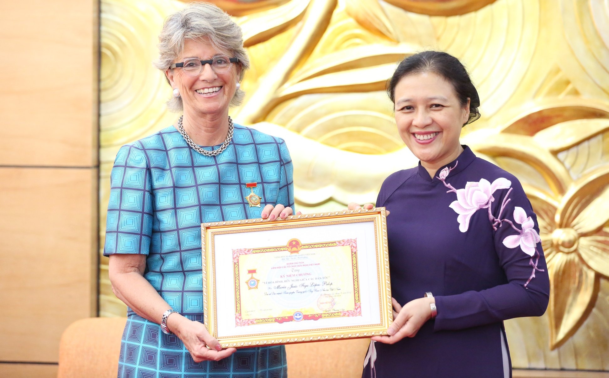 chu tich vufo nguyen phuong nga trao ky niem chuong vi hoa binh huu nghi giua cac dan toc cho ba maria jesus figa lopez palop