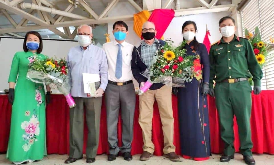 dai su le viet duyen chup anh cung cac du kich quan anh dai su quan viet nam tai venezuela