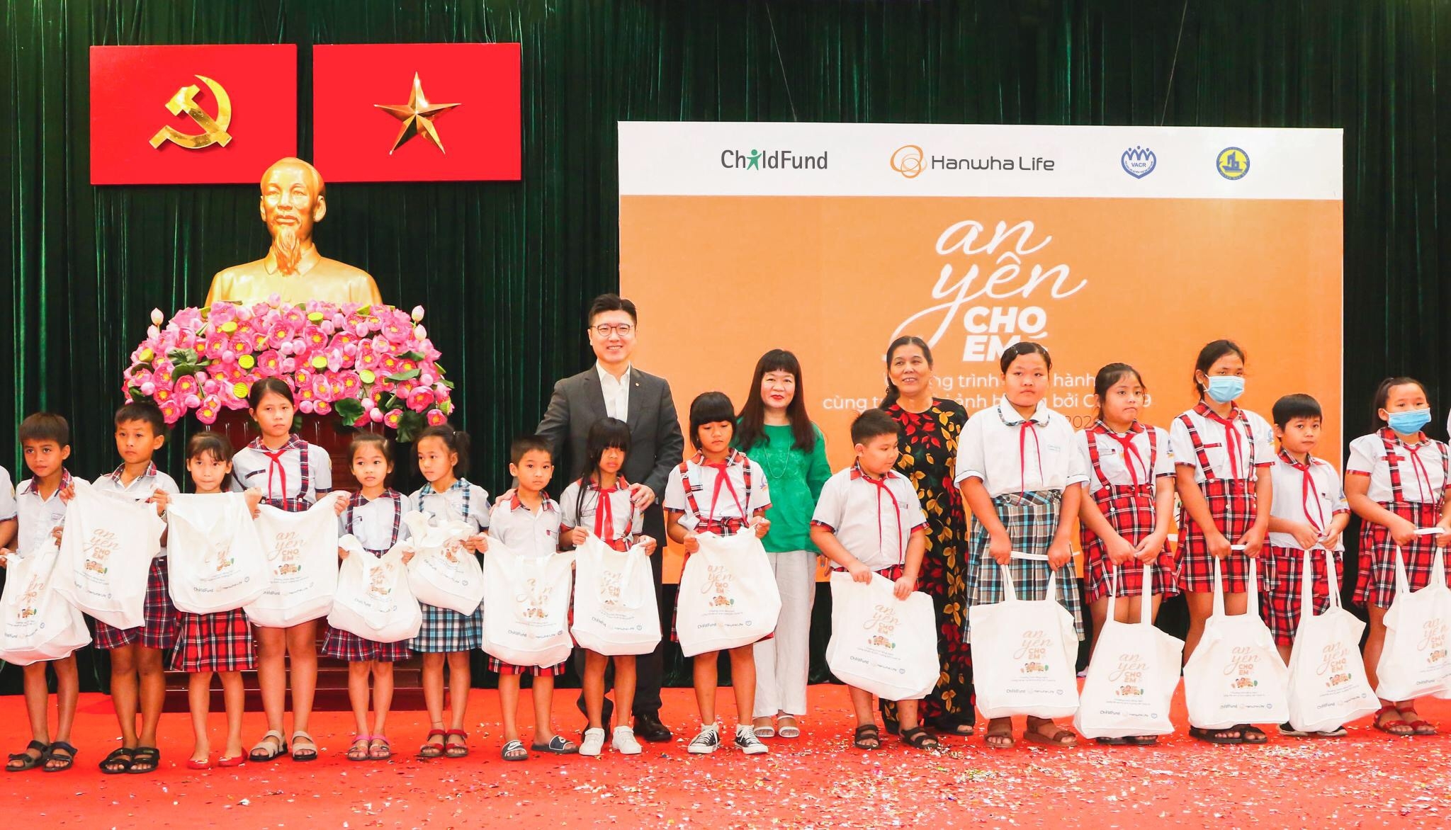 dai dien hanwha life viet nam cung cac doi tac trao qua cho tre em tai huyen nha be thanh pho ho chi minh