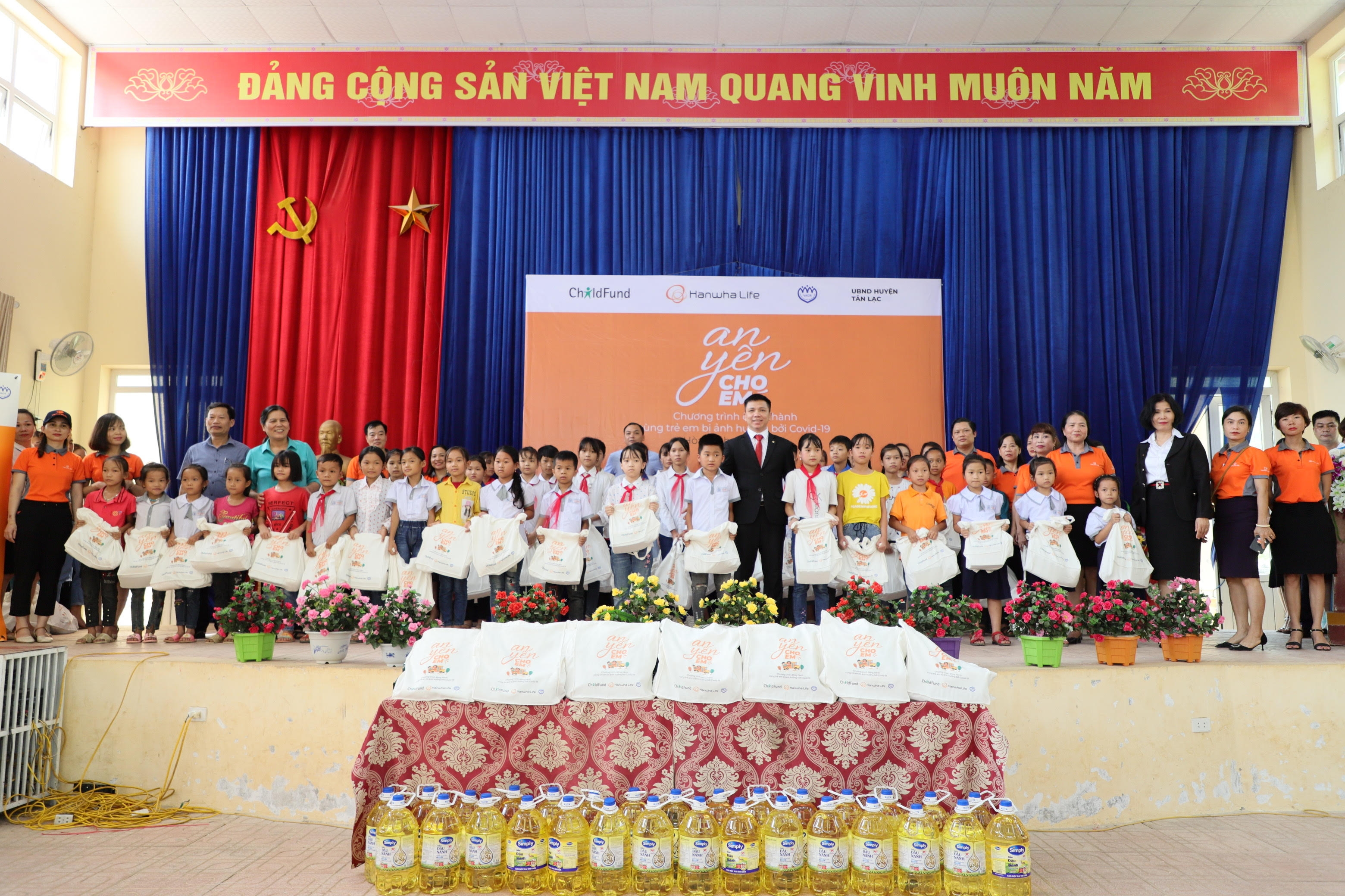 trao qua cho cac em nho tai tan lac hoa binh