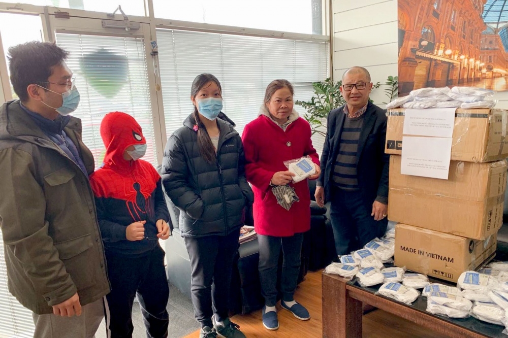 ong tran ba phuc chu tich hoi doanh nhan viet nam tai australia trao khau trang cho ba con tai bang victoria anh baoquocte