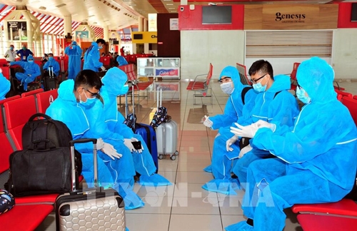 cac cong dan viet nam tai san bay jose marti la habana cuba truoc gio len may bay ve nuoc anh ttxvn