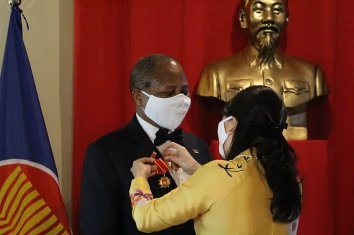 dai su pham thi kim hoa trao huan chuong huu nghi cho dai su mozambique tai brazil ong gamiliel sepulveda joao munguambe anh dai su quan viet nam tai brazil