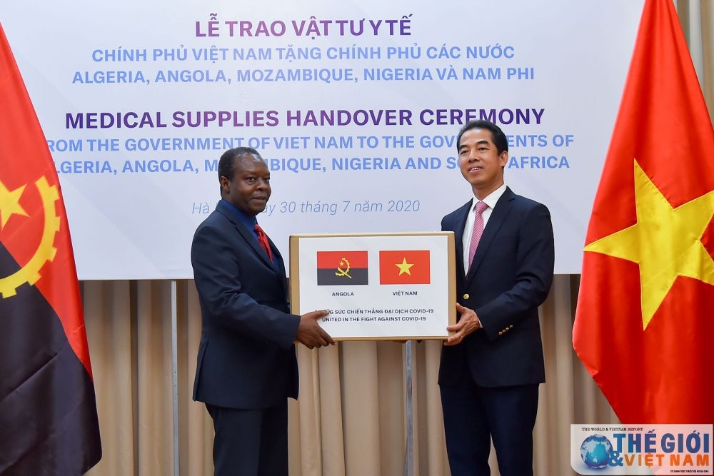 thu truong ngoai giao to anh dung trao tuong trung so hang ho tro phong chong dich covid 19 cua chinh phu viet nam cho dai su angola tai viet nam agostinho andre de carvalho fenandes anh baoquocte