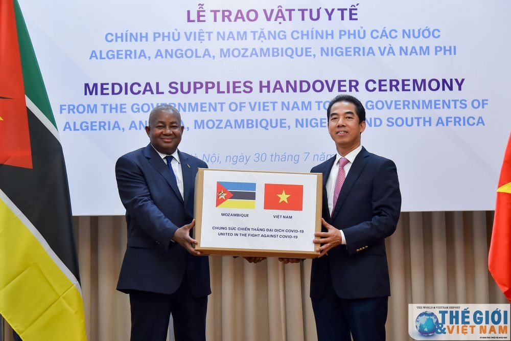 thu truong ngoai giao to anh dung trao tuong trung so hang ho tro phong chong dich covid 19 cua chinh phu viet nam cho dai su mozambique tai viet nam anh baoquocte
