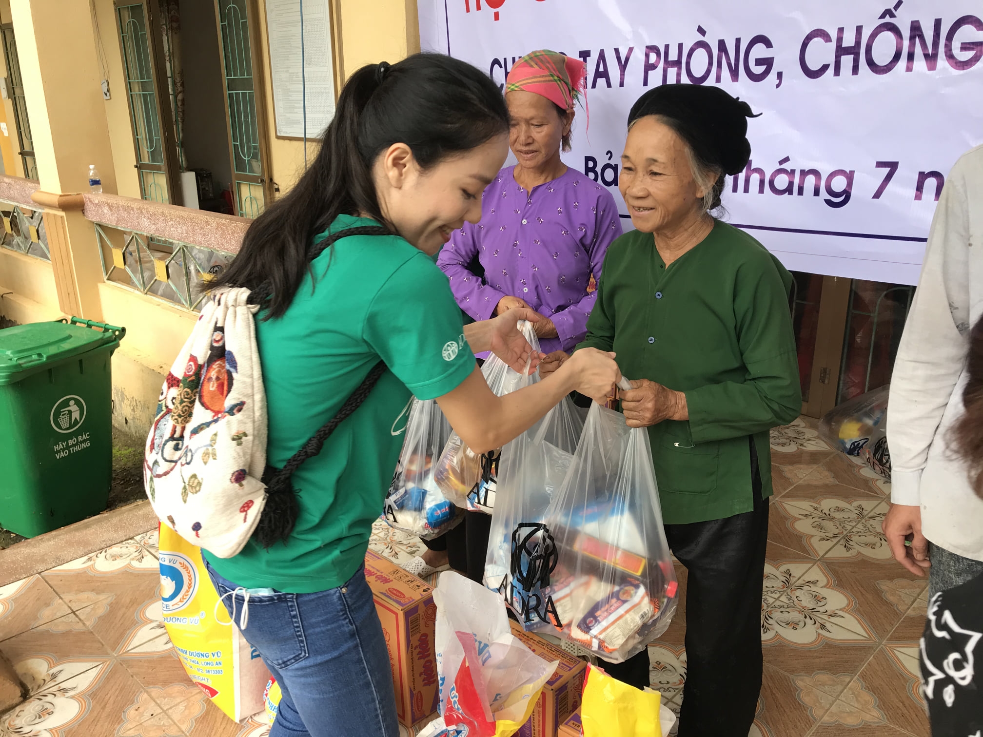 can bo adra trao qua cho nguoi dan bao lac cao bang anh adra