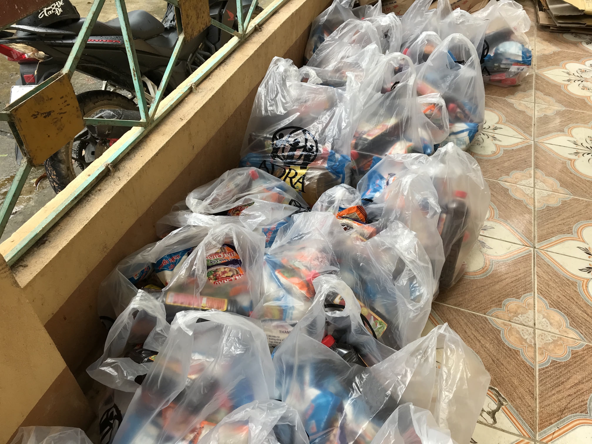 so qua tang bao gom gao my tom cac nhu yeu pham can thiet giup ba con khac phuc kho khan do covid 19 anh adra